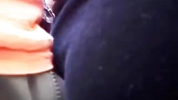 Lockighårig GILF Amanda Ryder onanerar på kameran