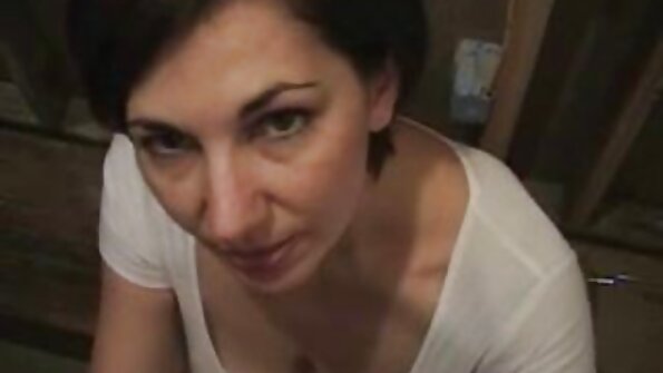 Big-boobed beauty Sensual Jane slog i vardagsrummet