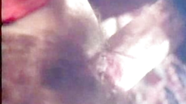 Tina Kay värmer upp med dildo innan hon får sin anus körd
